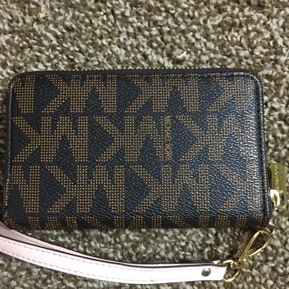 Micheal kors wristlet - Picture 2 of 4